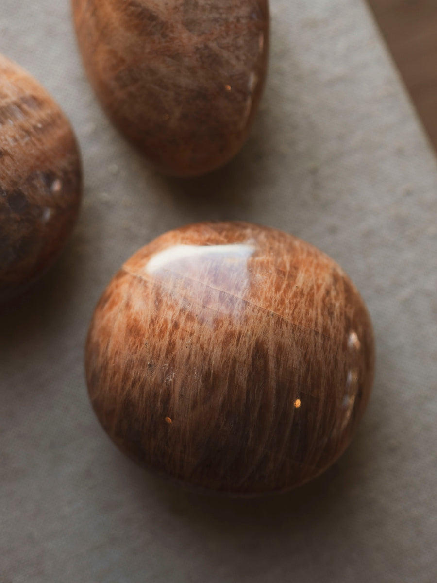 Pelt Rocks Peach Moonstone Palmstone, RM89 – Black Moth