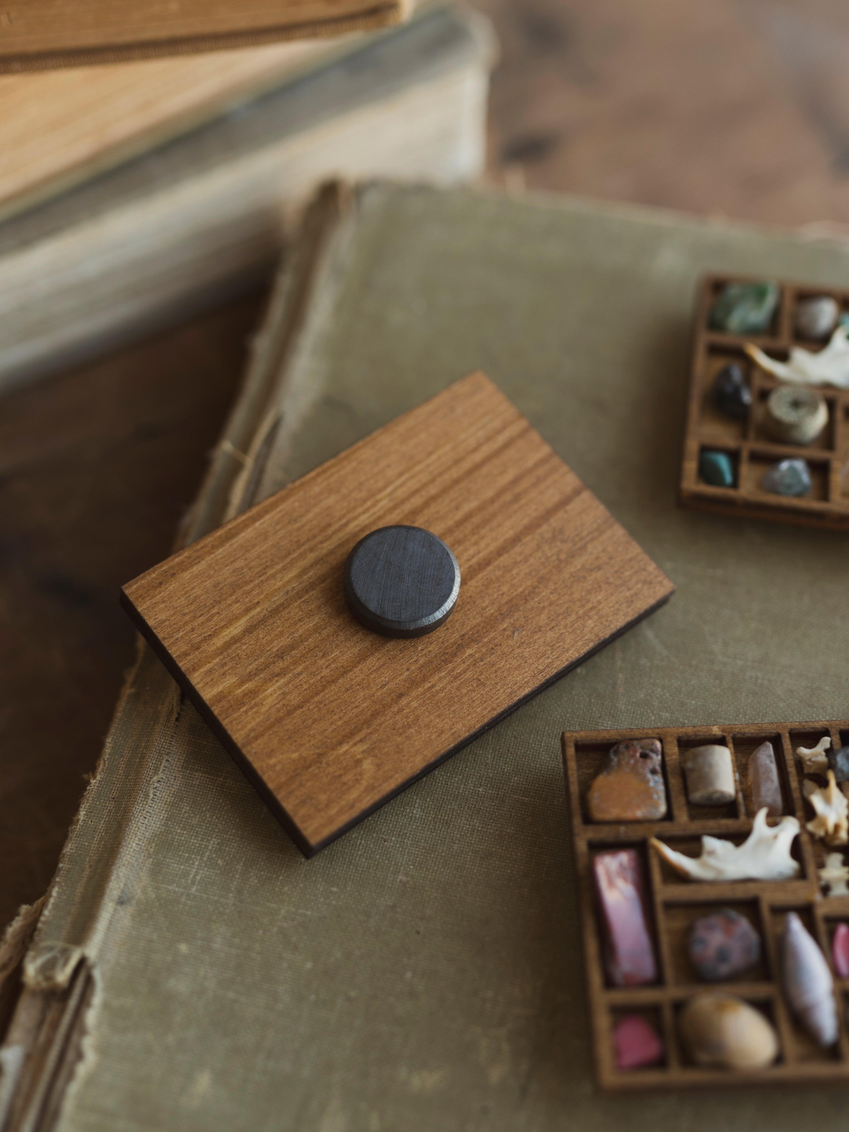 Mini Curio Shelf Magnet, HD1288