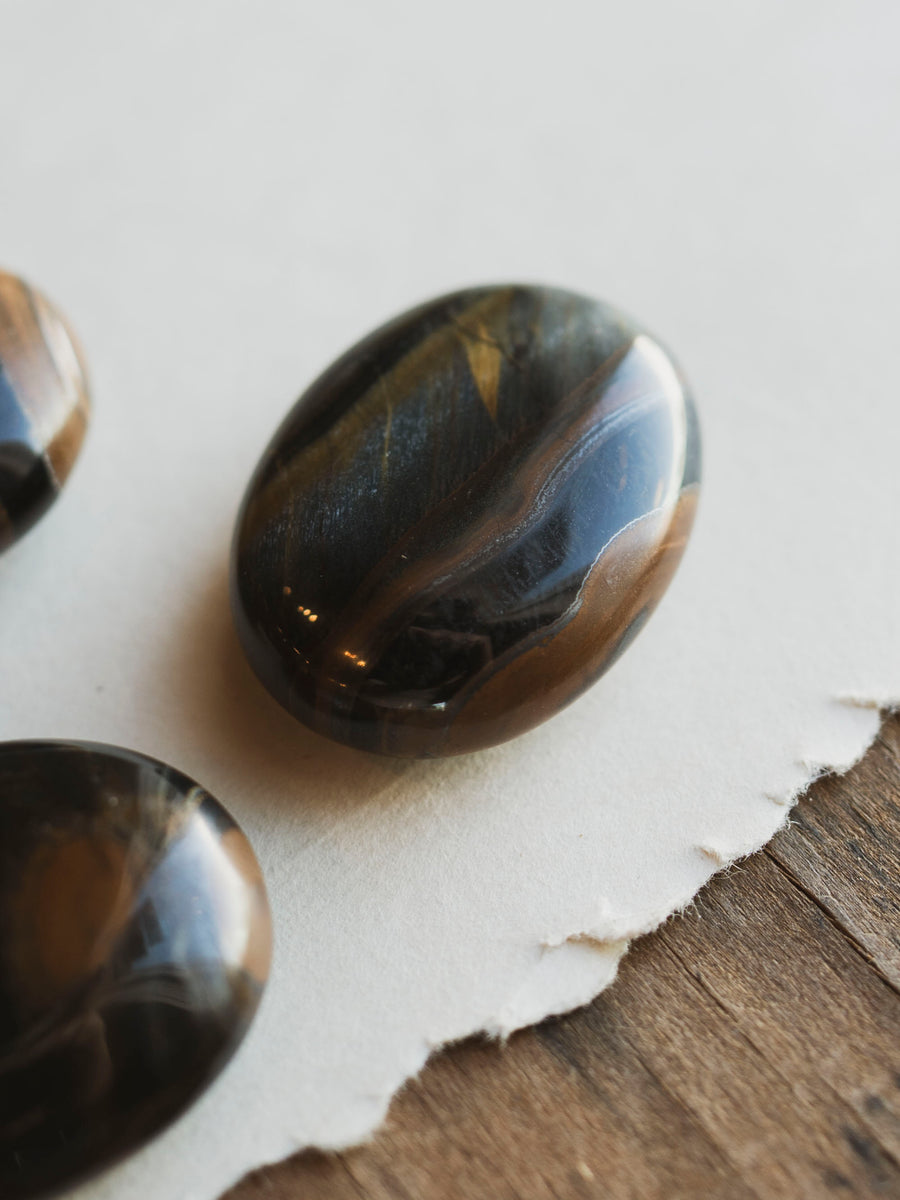 Blue Tigers Eye Palmstone, RM049 – Black Moth