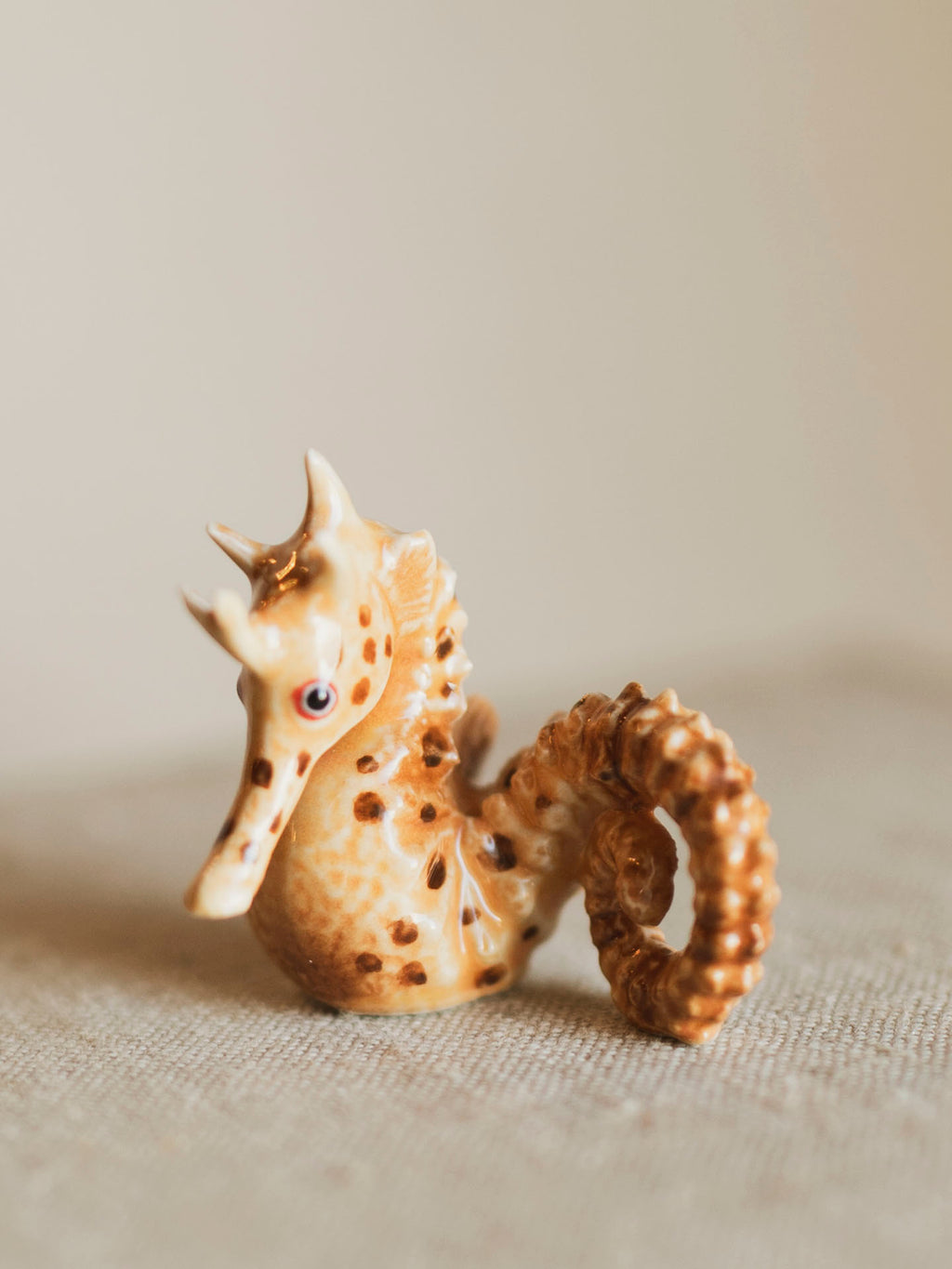 Mini Porcelain Seahorse, CA1366