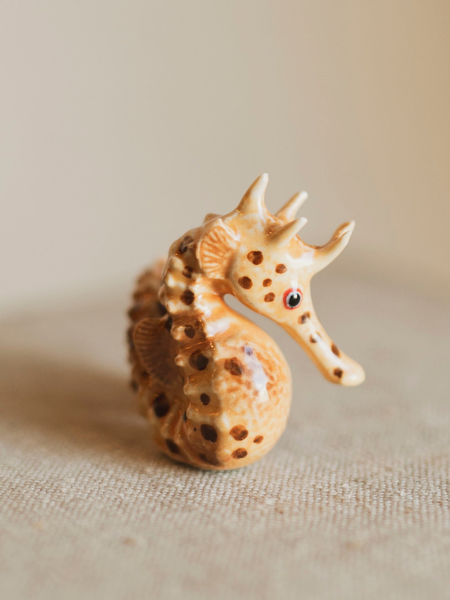 Mini Porcelain Seahorse, CA1366